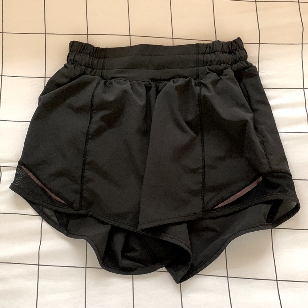 lululemon low rise hotty hot shorts 4’